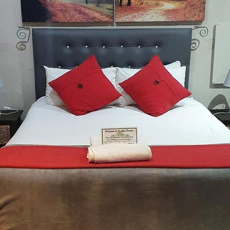 Garden Corner Guesthouse Beaufort West Esterno foto