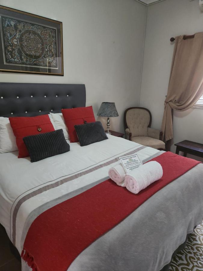Garden Corner Guesthouse Beaufort West Esterno foto