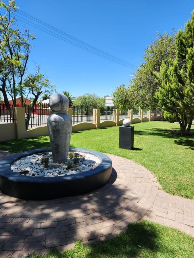 Garden Corner Guesthouse Beaufort West Esterno foto